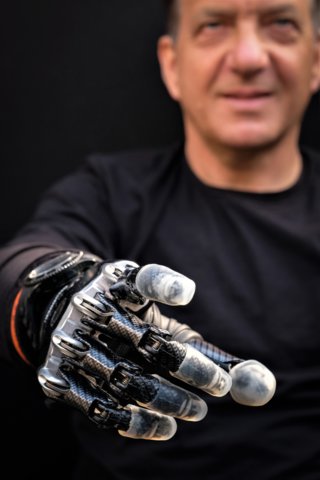 foto wijzen met bionische hand